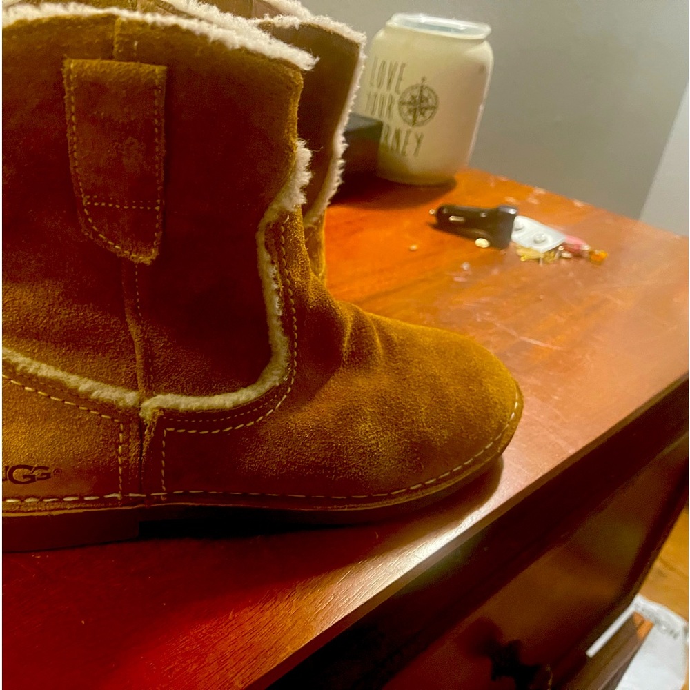 Ugg short boot
